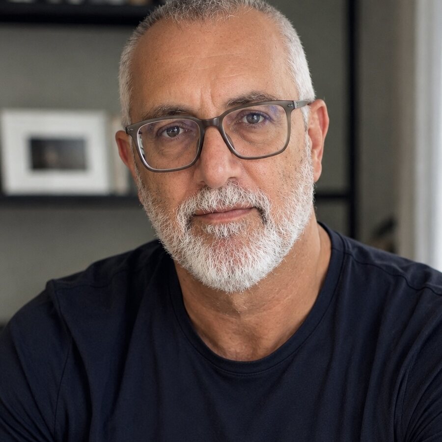 Ritratto di Luca Zenobi, amministratore delegato di Analytiko